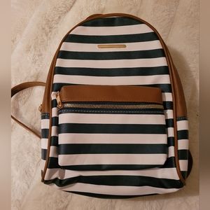 🌻 3 for $15 Ardene womans backpack.